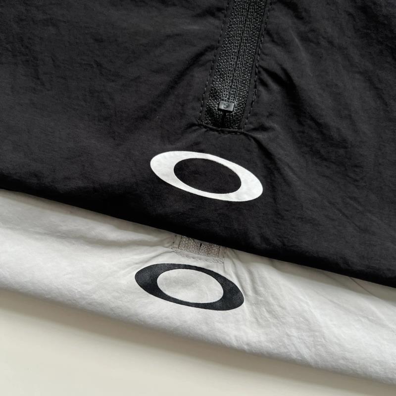 detail blanc noir zip