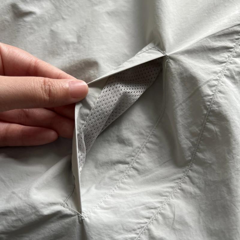 detail noir logo poitrine