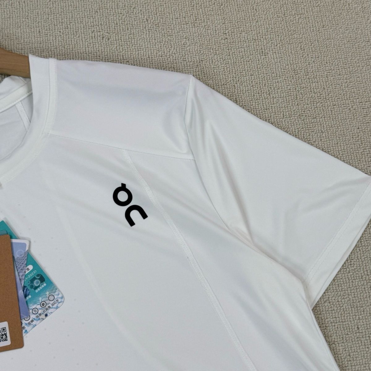 detail blanc logo poitrine