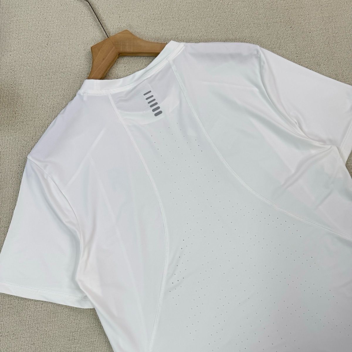 detail blanc perforations mesh