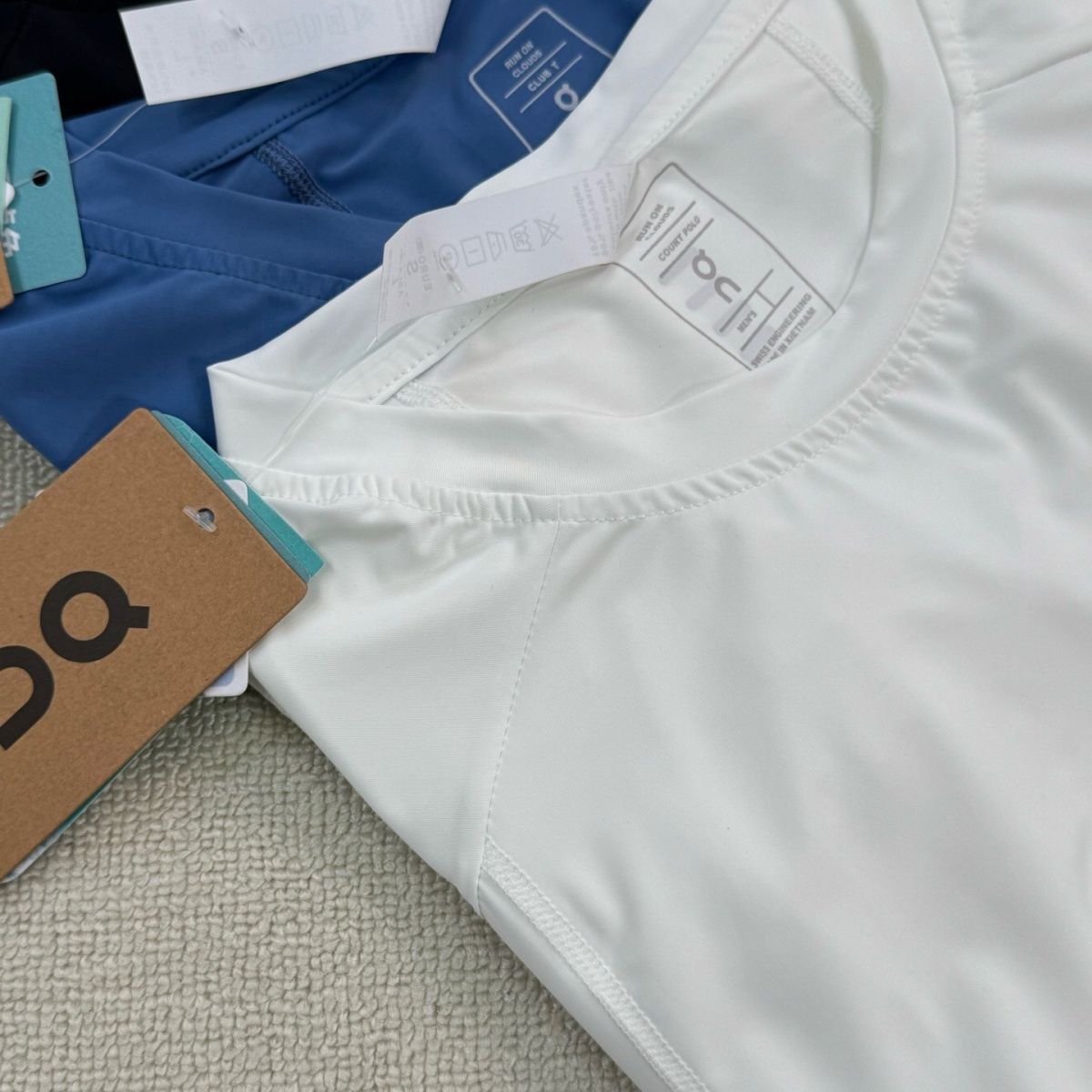 detail noir blanc bleu cols etiquettes