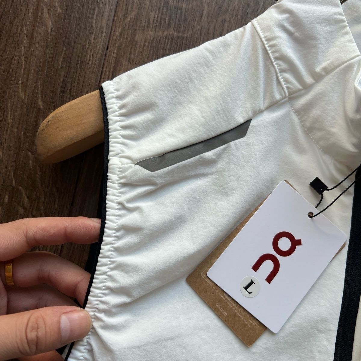 blanc poche zippee tag