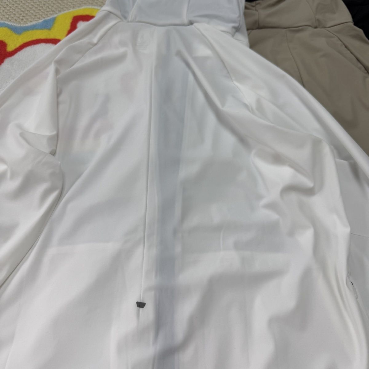 blanc detail capuche cagoule