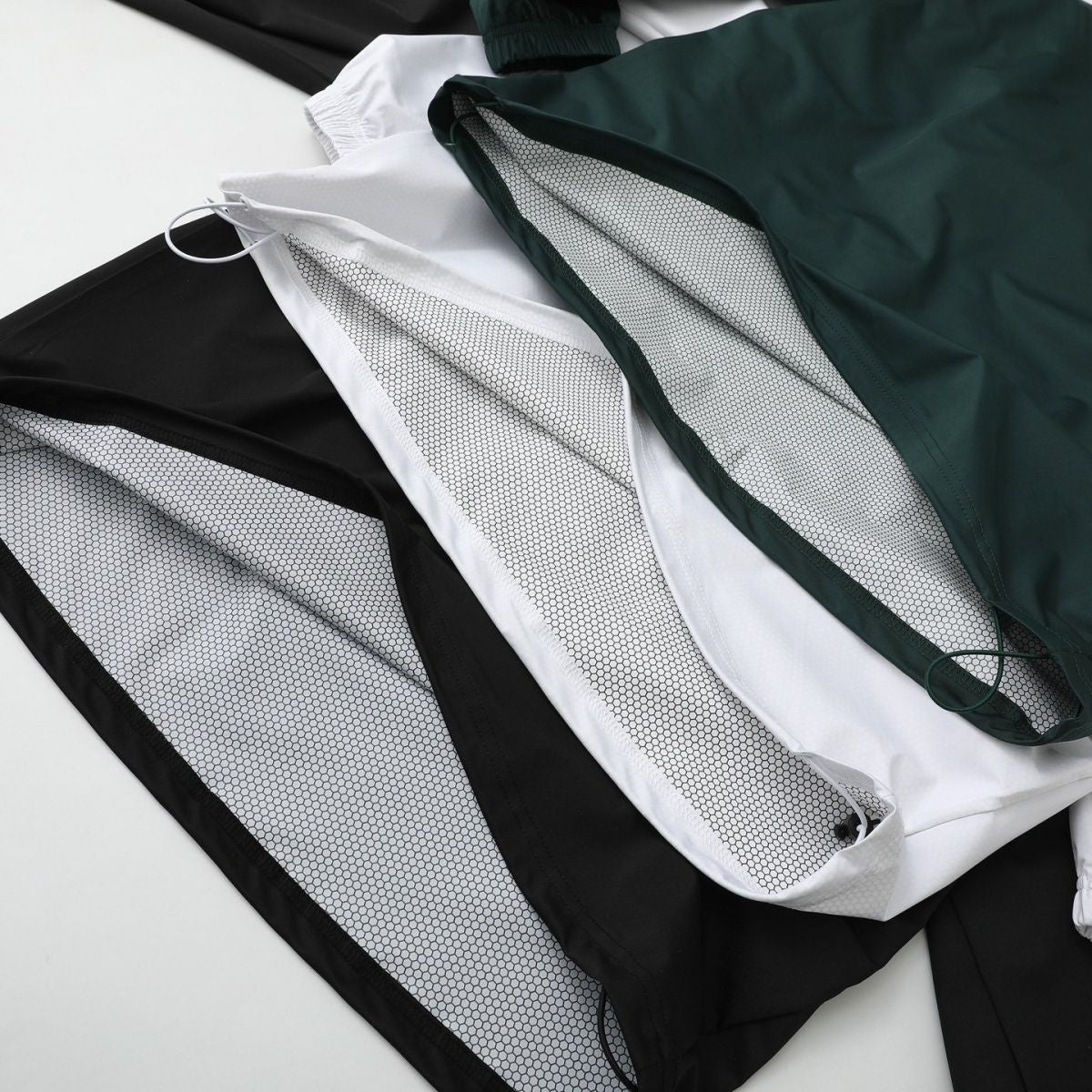 vert foncé noir blanc detail etiquettes