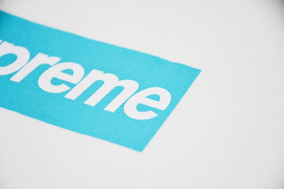 blanc detail box logo bleu