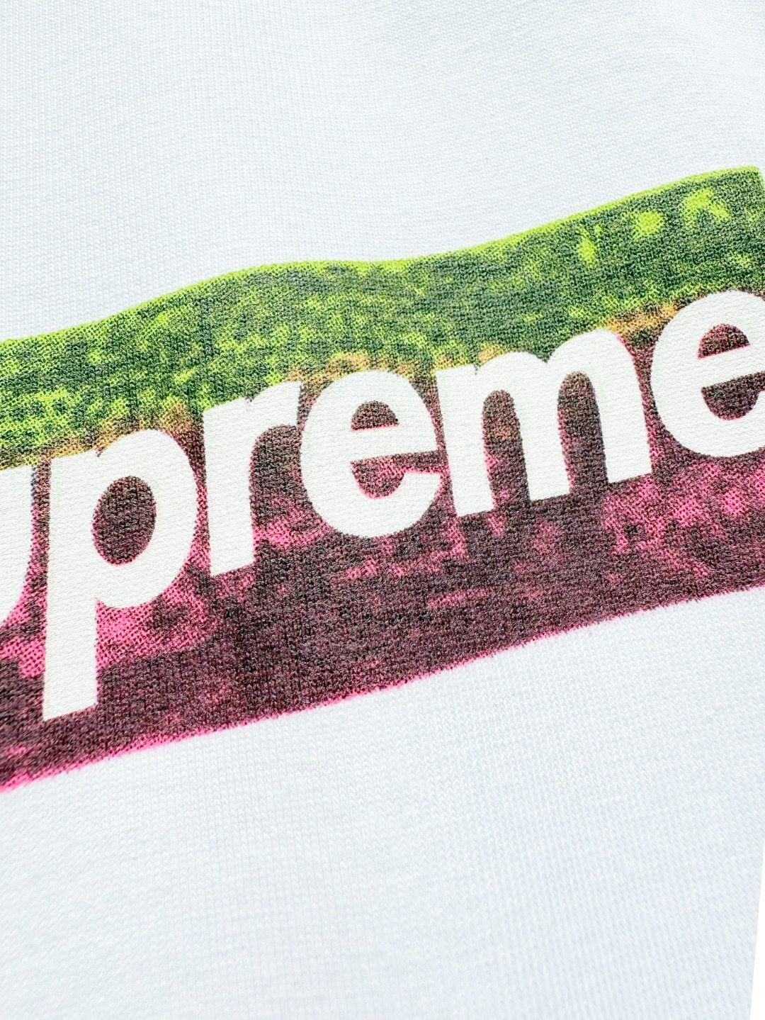 blanc detail box logo zoom