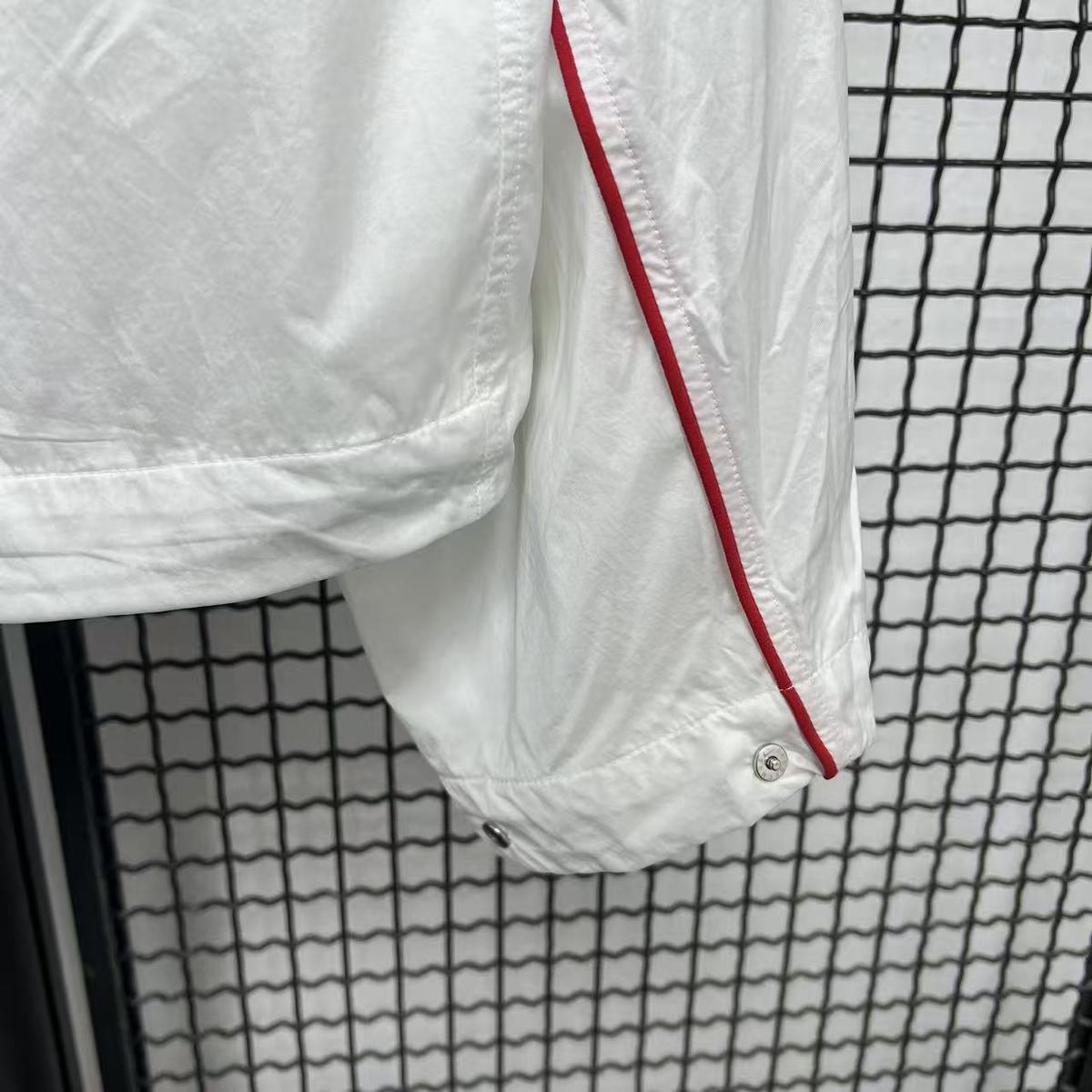 blanc detail poignet lisere rouge