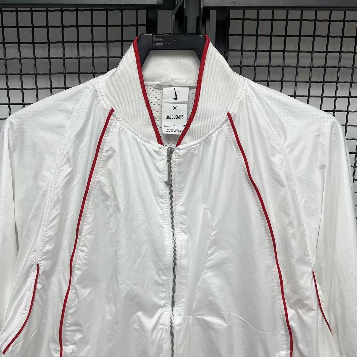 blanc detail col etiquette