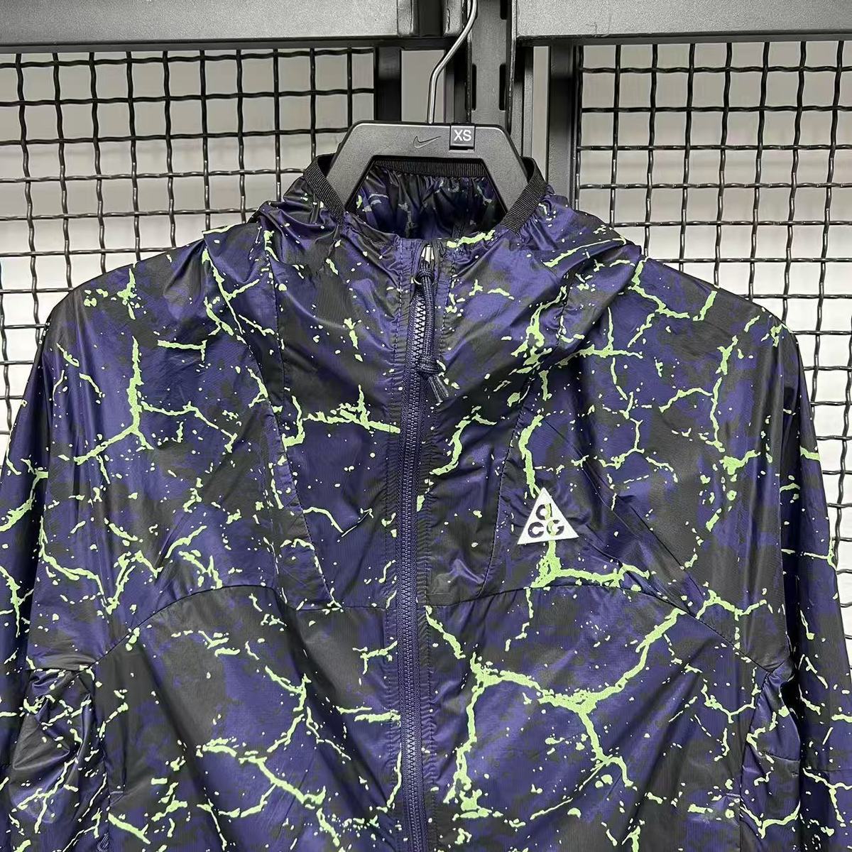 violet detail logo acg poitrine
