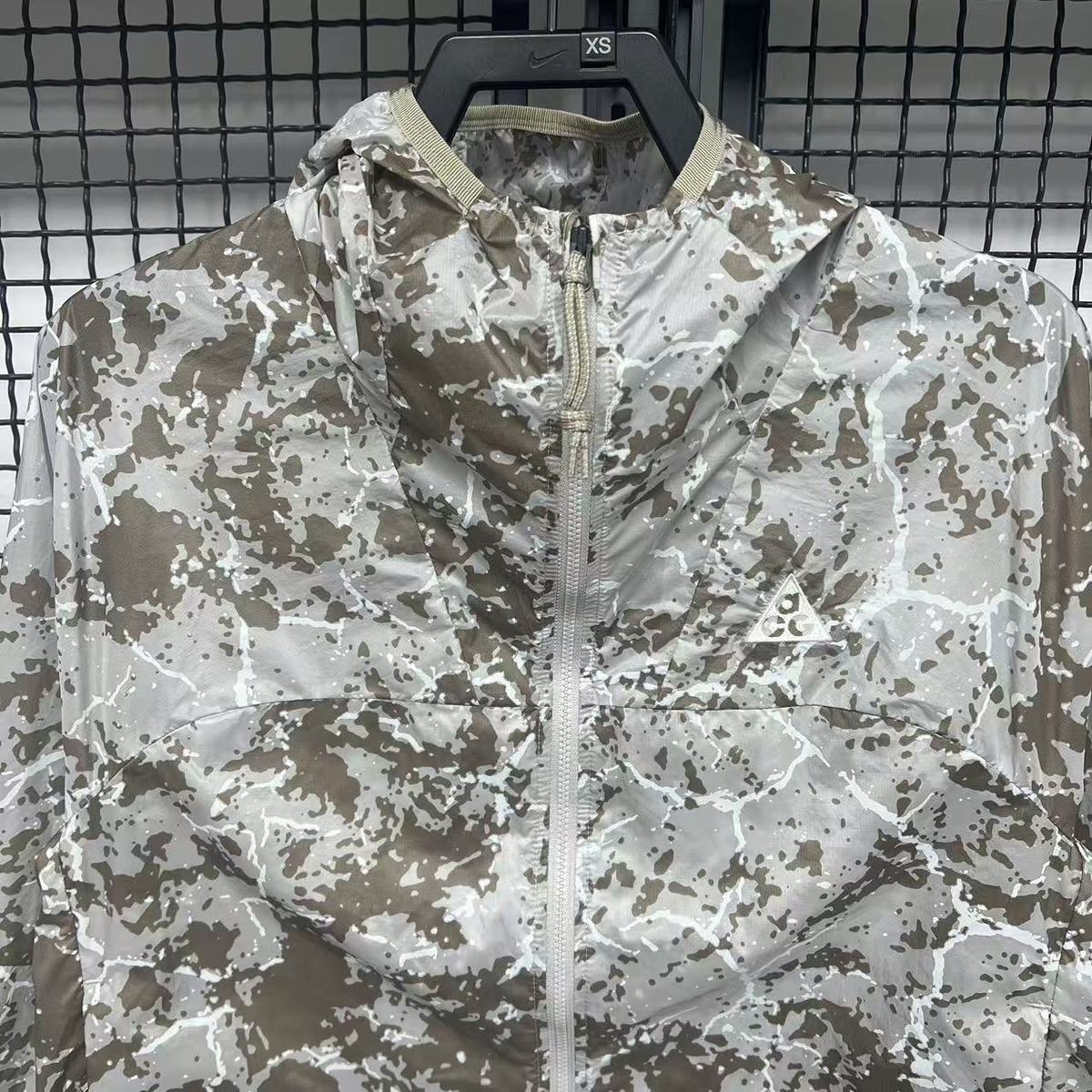 camo beige detail logo acg poitrine