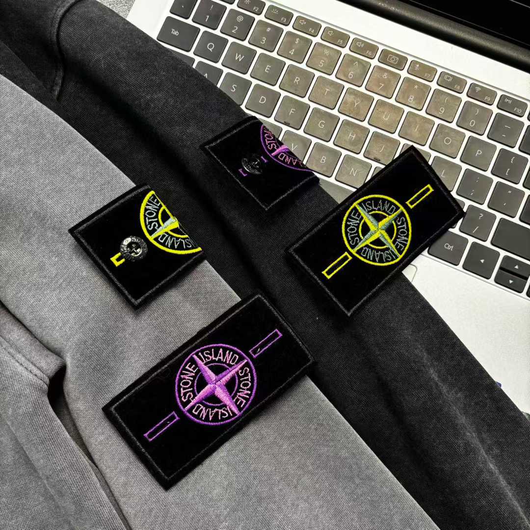 gris noir detail badge violet