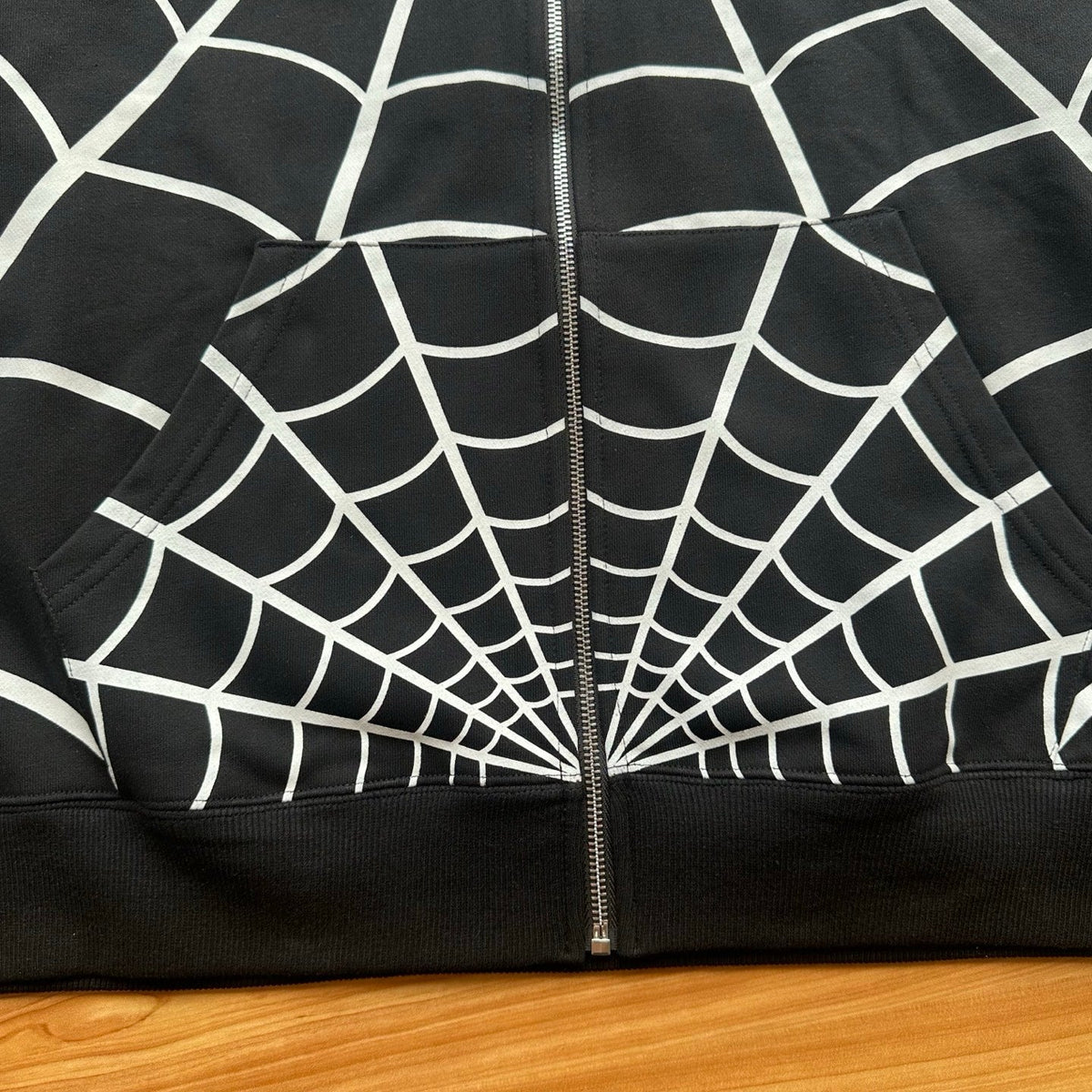 noir detail zip