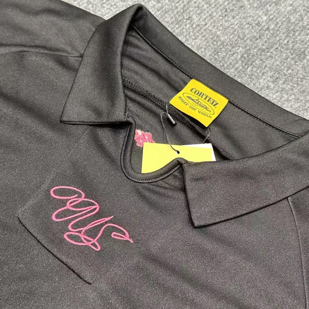Polo Corteiz Alcatraz Noir Logo Rose — vue 3