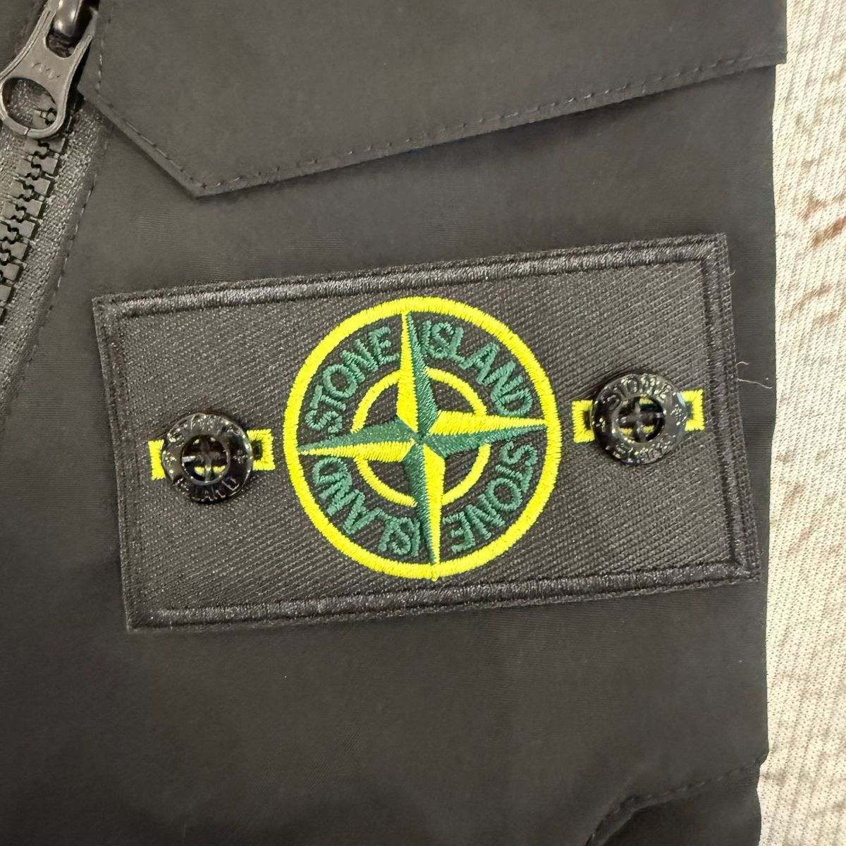 Short Stone Island Bleu Marine Noir — détail Compass Badge