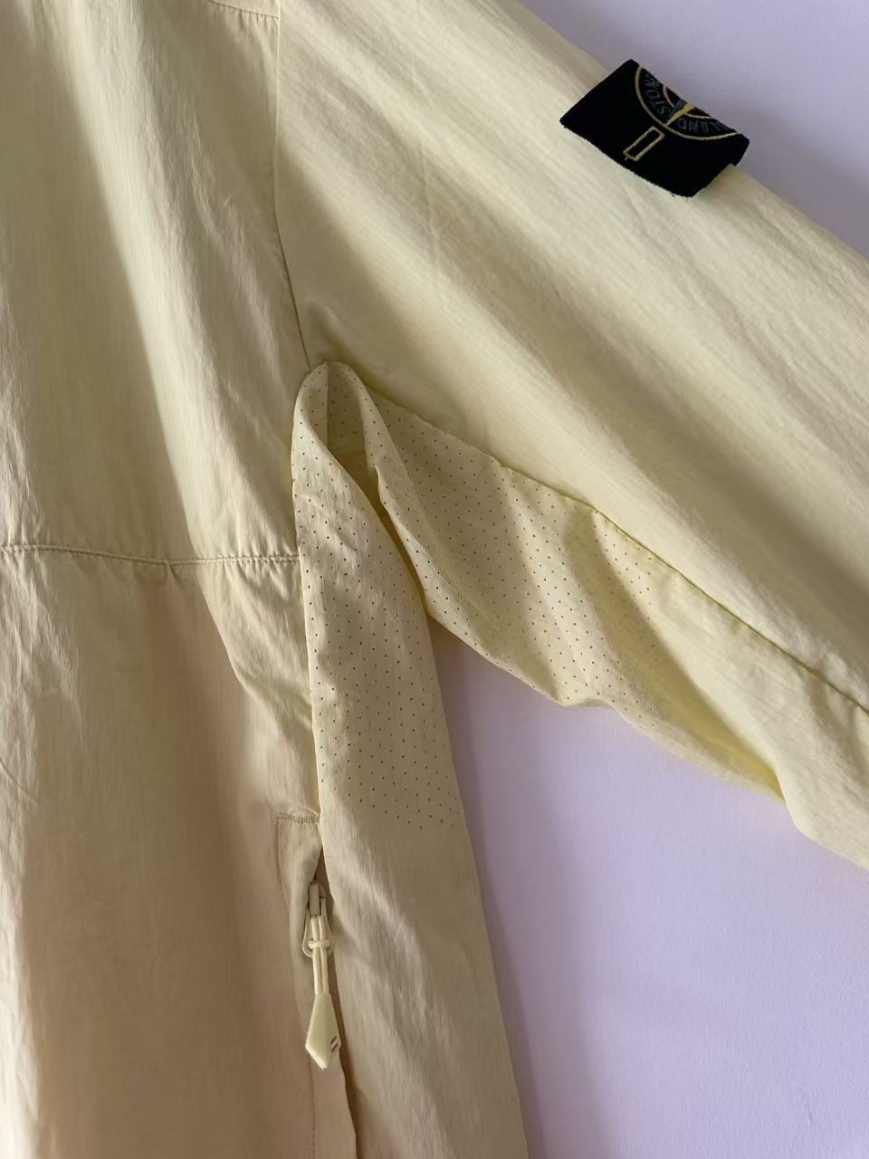 detail jaune pâle aeration