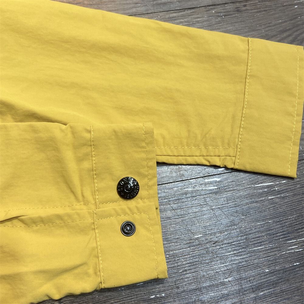 detail jaune moutarde manche