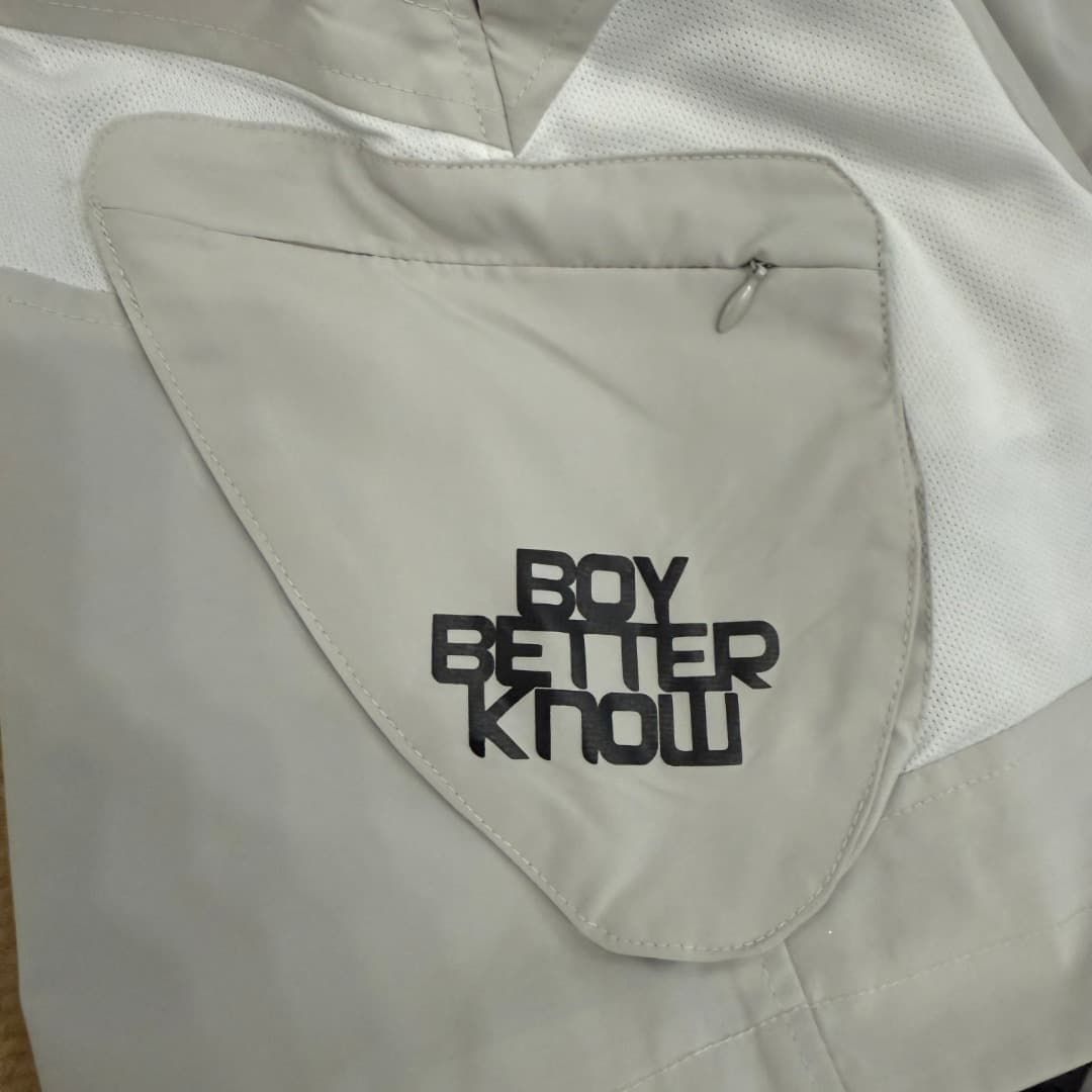 detail gris pâle poche boy better know