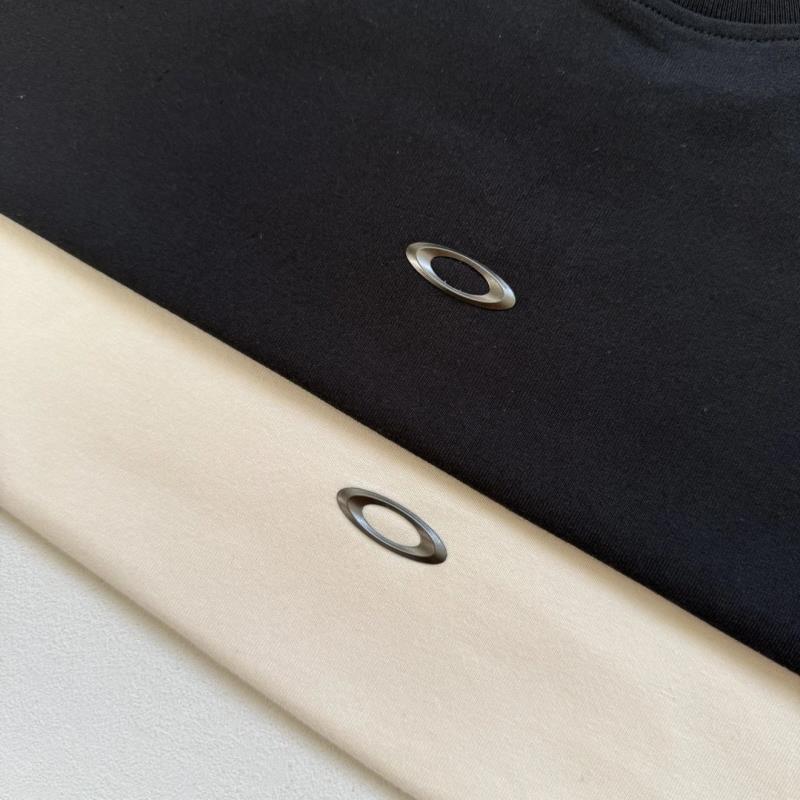 detail noir écru logos pliés