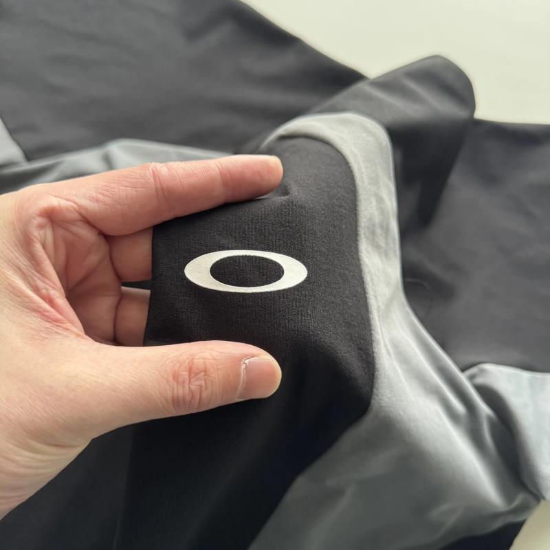 detail noir logo zoom