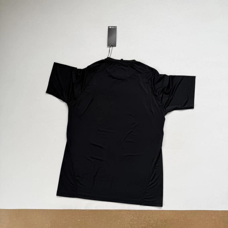 detail noir logo poitrine