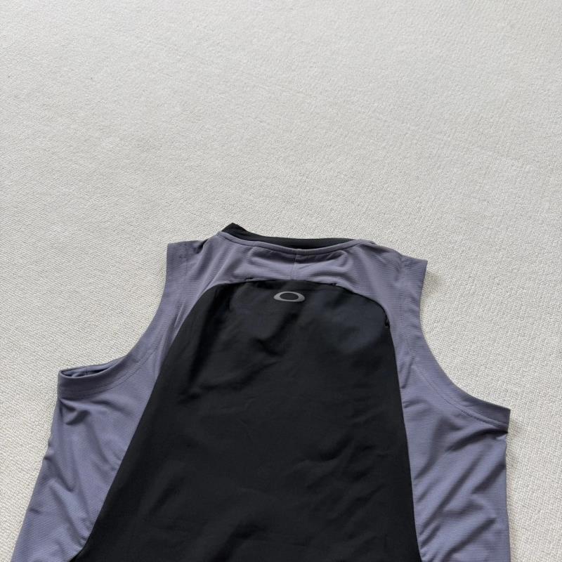 detail noir panneau gris