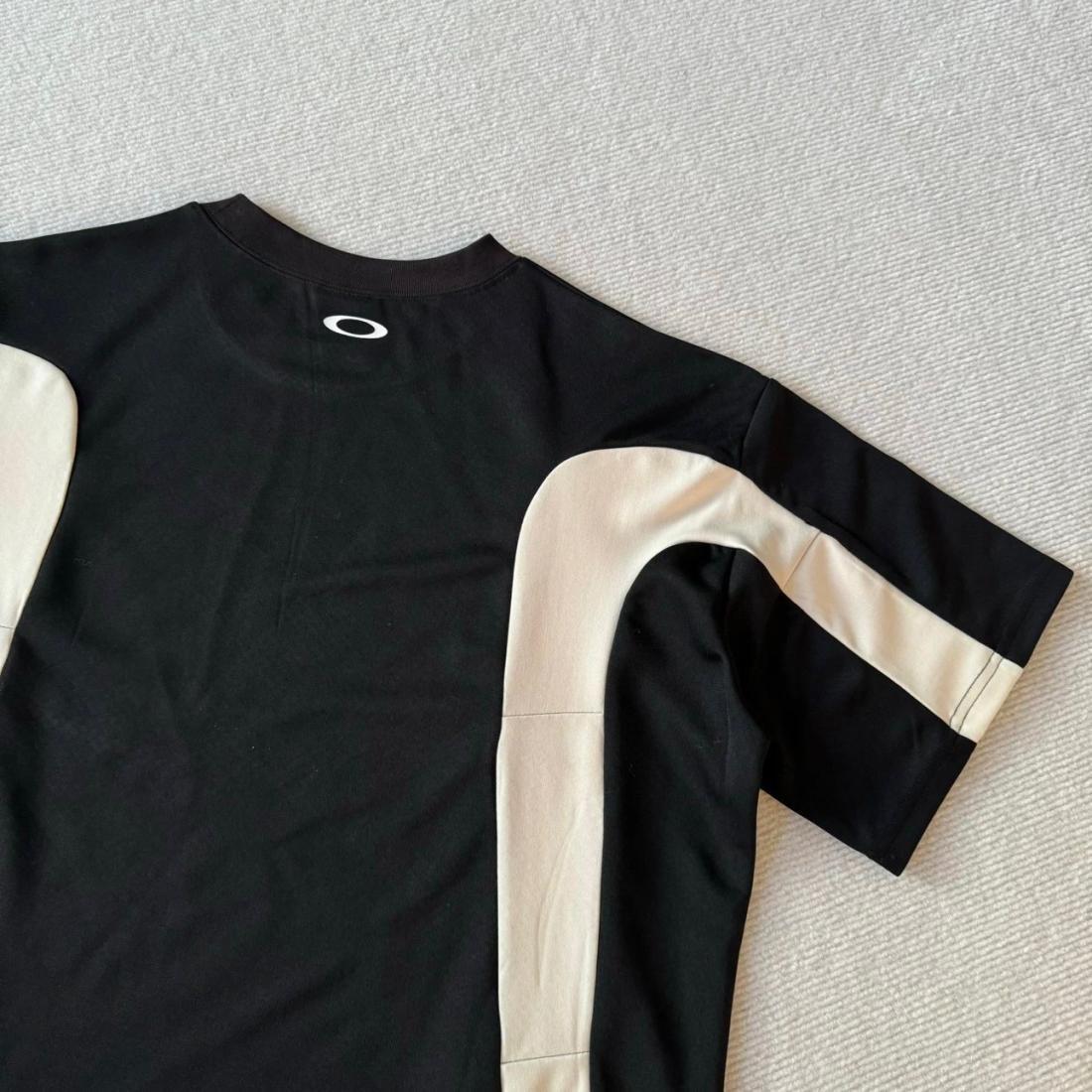 detail noir logo poitrine
