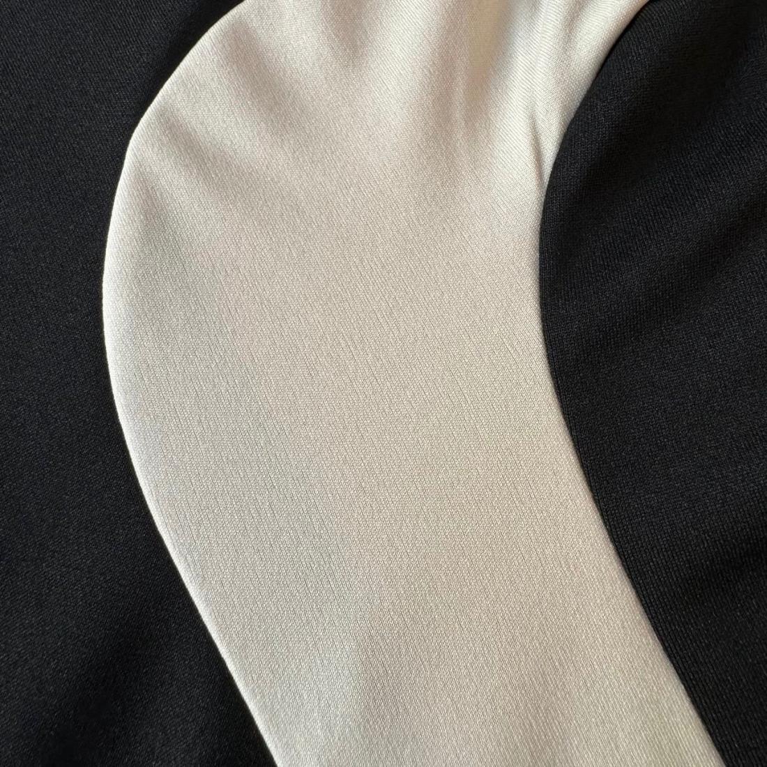 detail noir panneau courbe