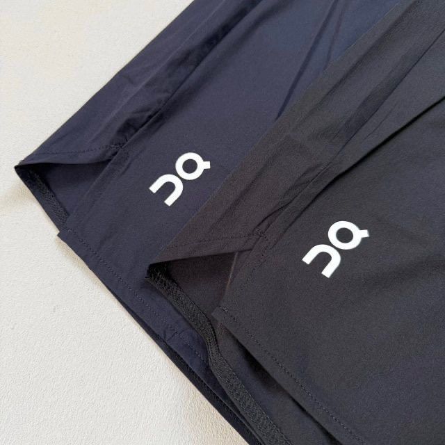 noir bleu foncé detail logos