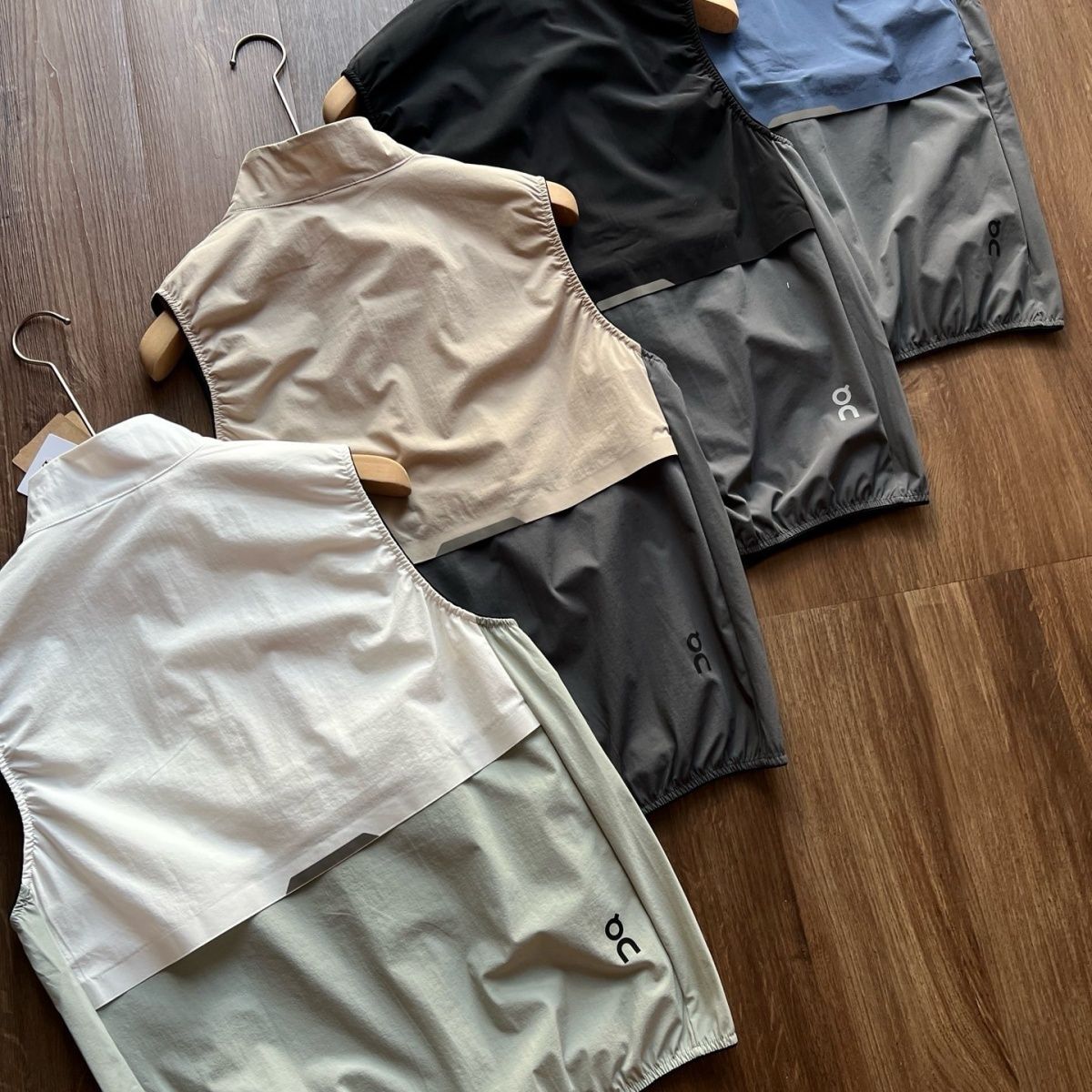 blanc beige noir bleu ensemble dos