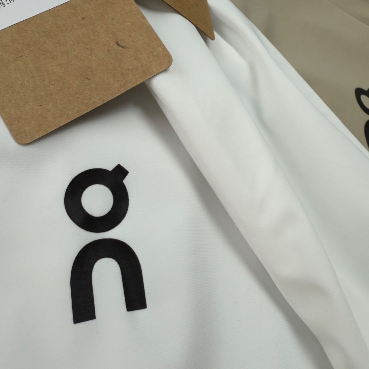 blanc detail cache cou