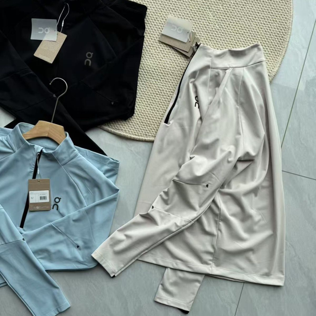 noir gris pâle bleu ciel ensemble vue