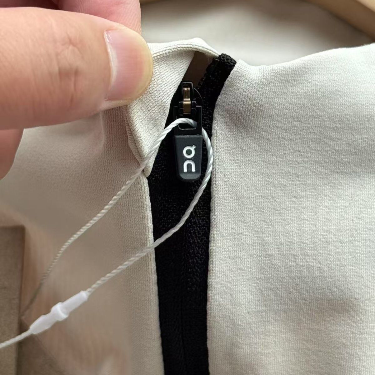 gris pâle detail zip on