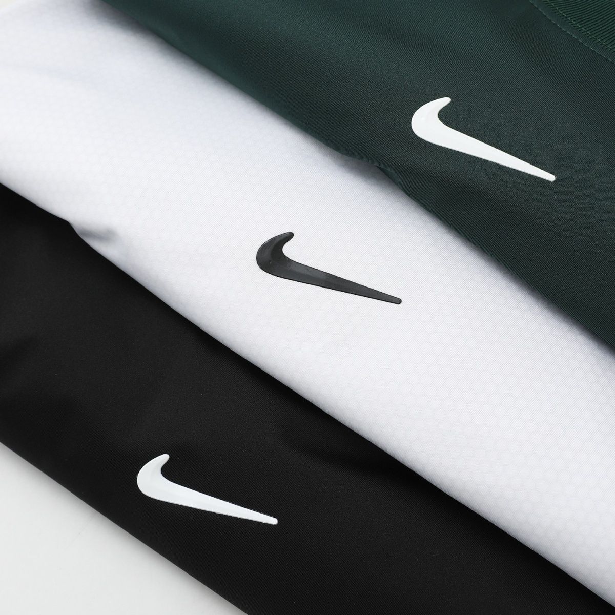 vert foncé noir blanc detail swooshes cote a cote