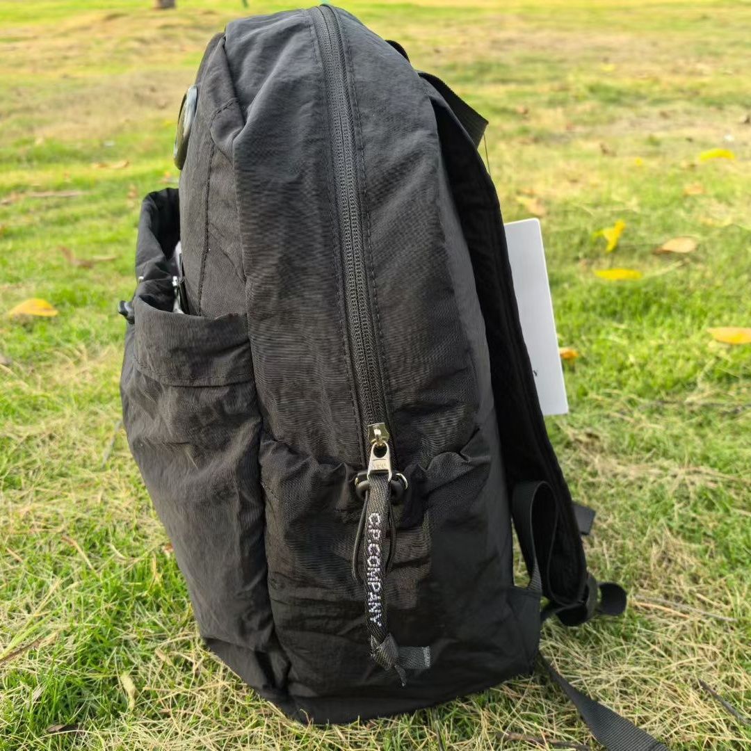 noir detail profil zip