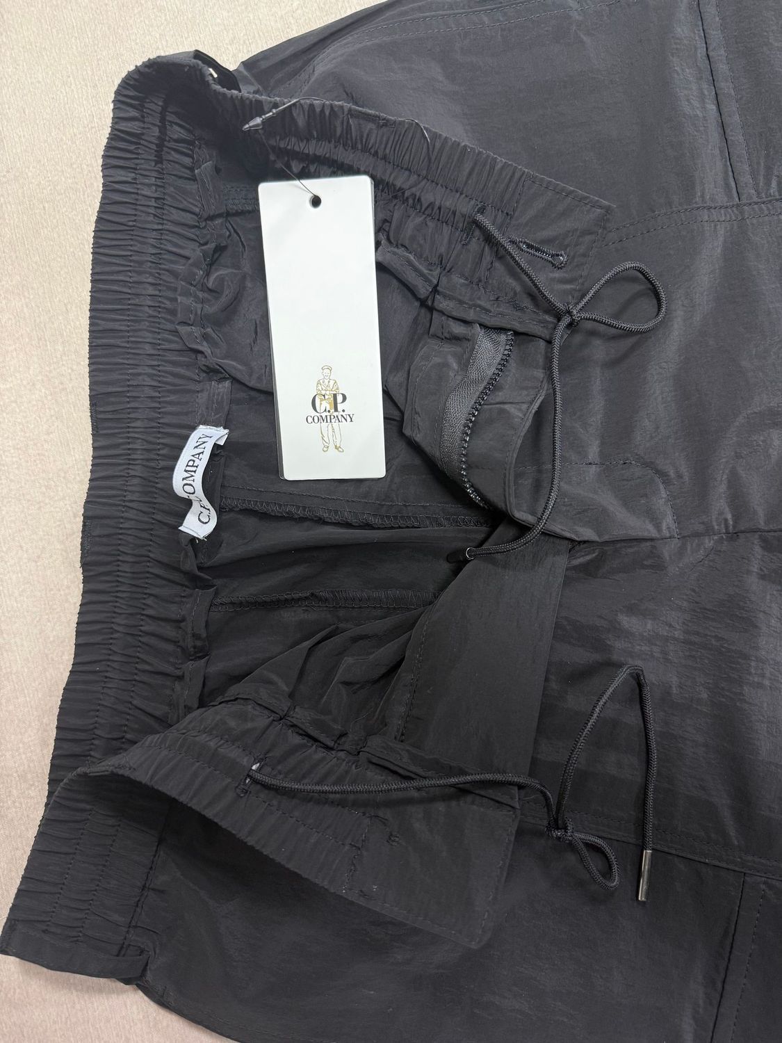 noir detail taille tag