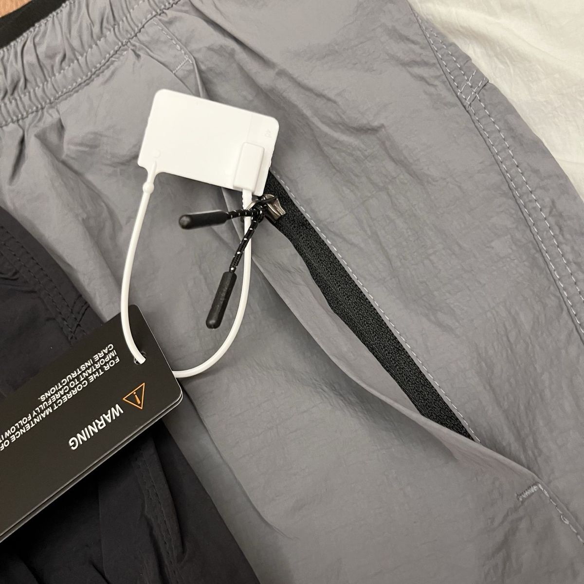 gris detail zip