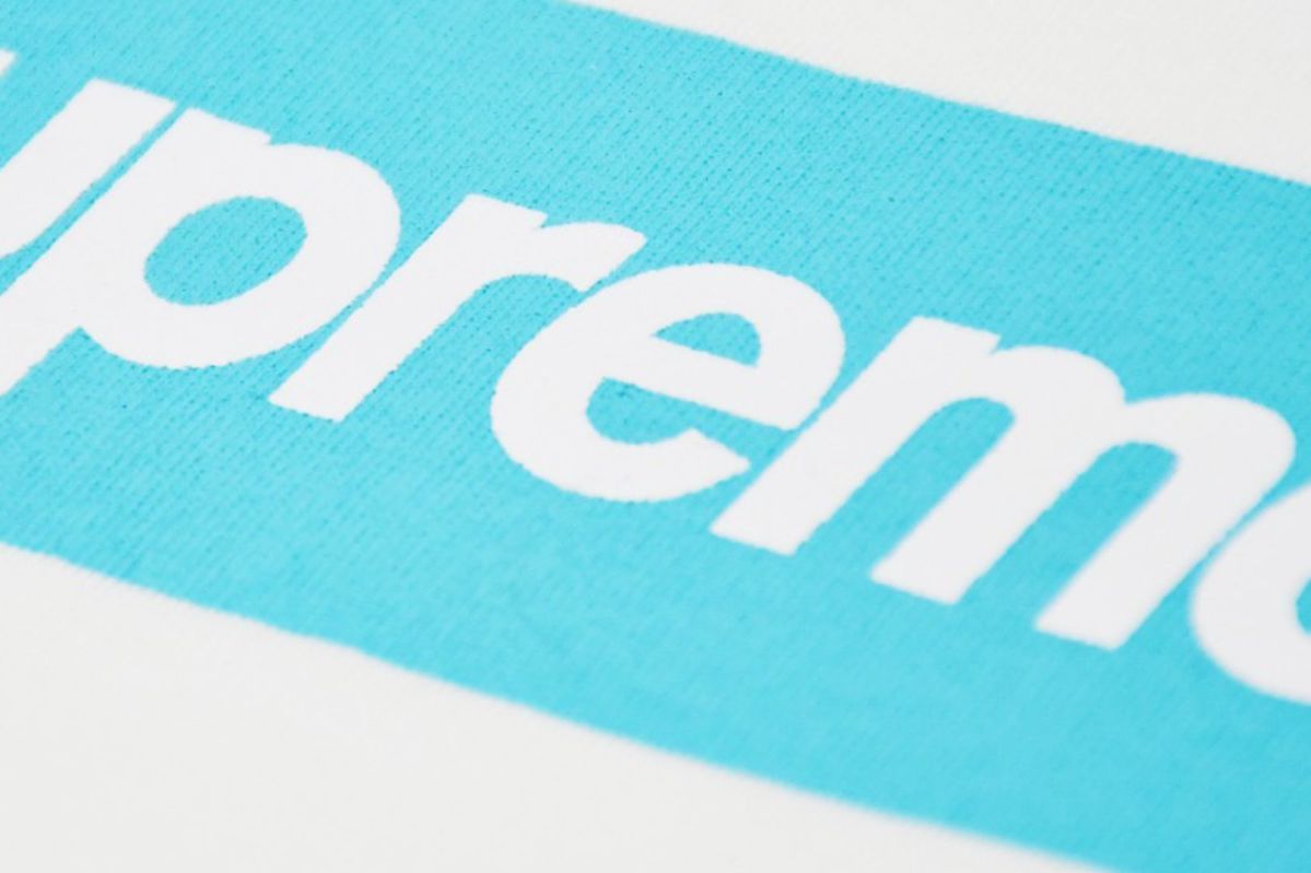 blanc detail box logo zoom