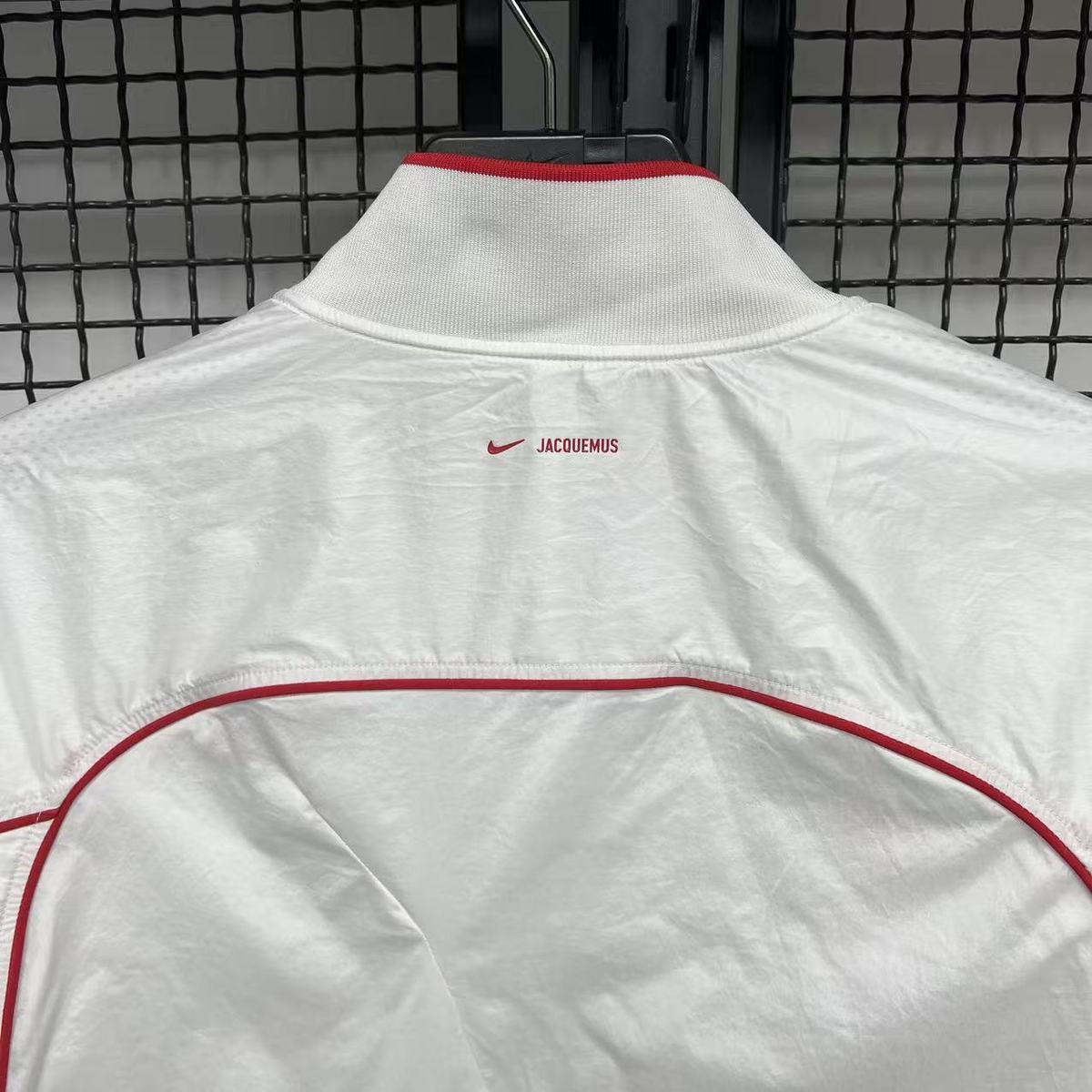 blanc detail logo dos jacquemus