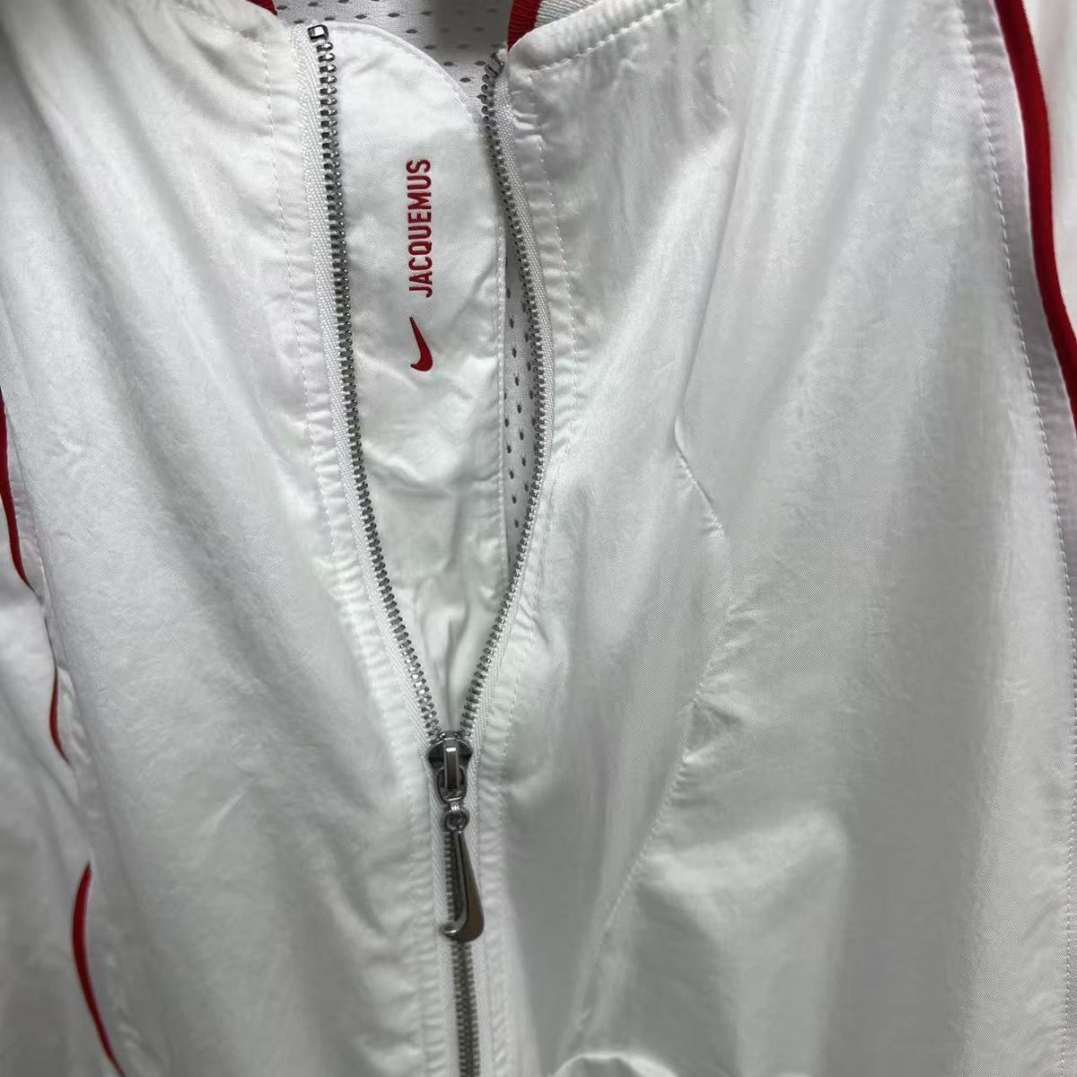 blanc detail logo poitrine