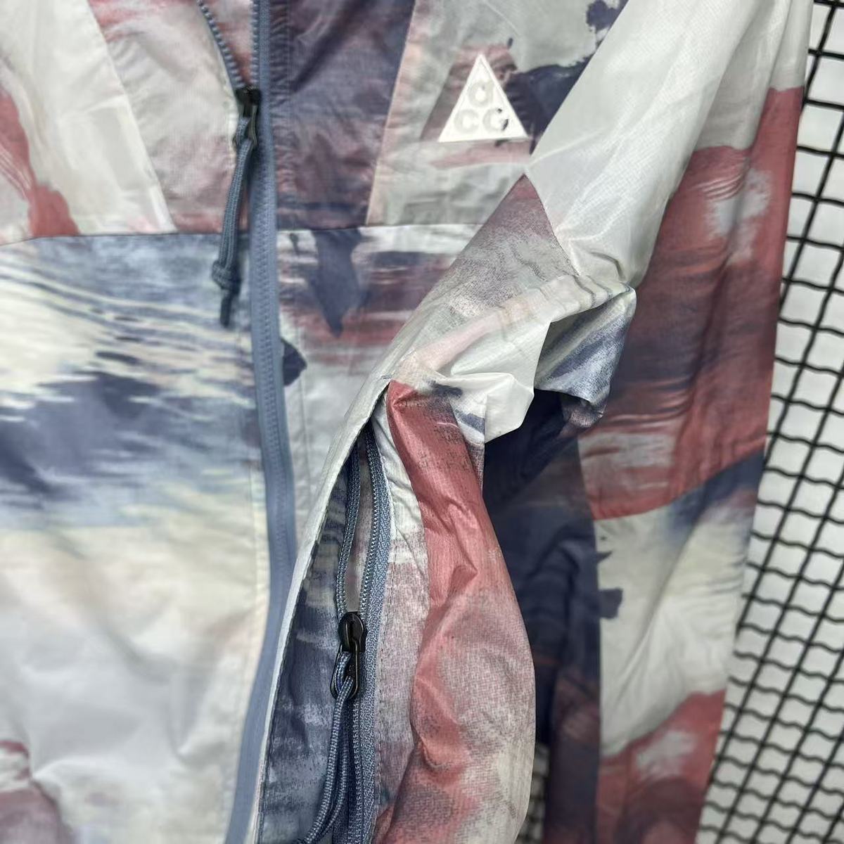 multicolore detail logo acg poitrine