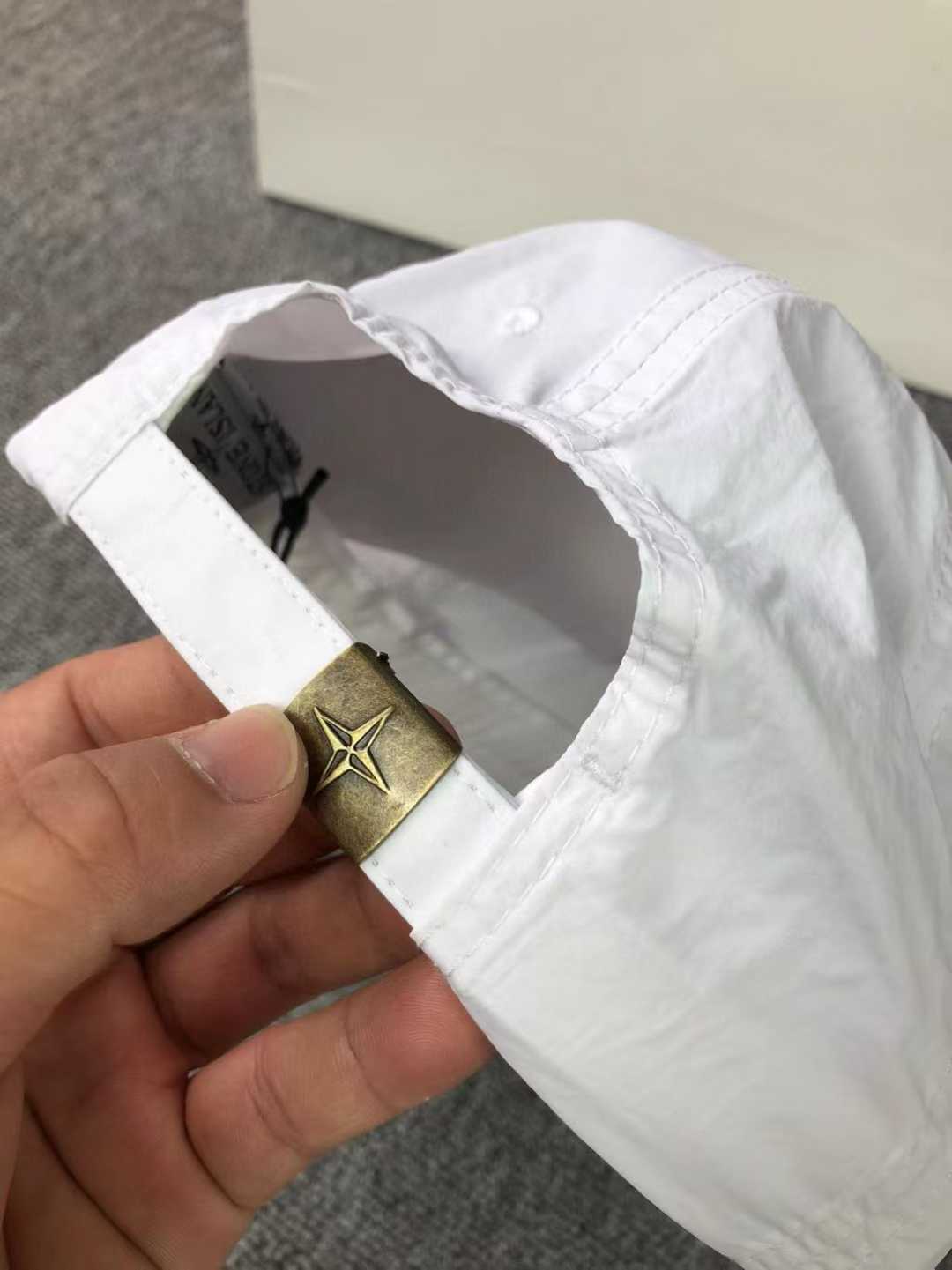 blanc detail badge