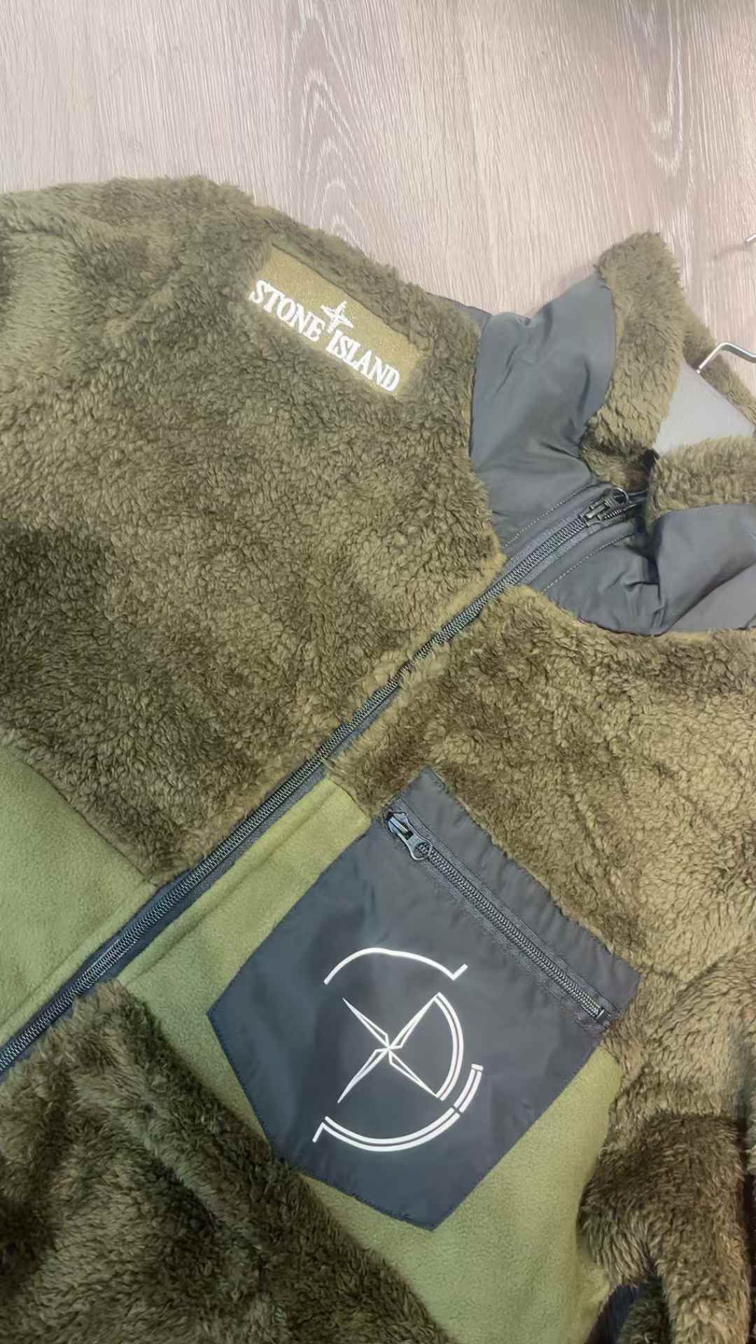 vert detail badge