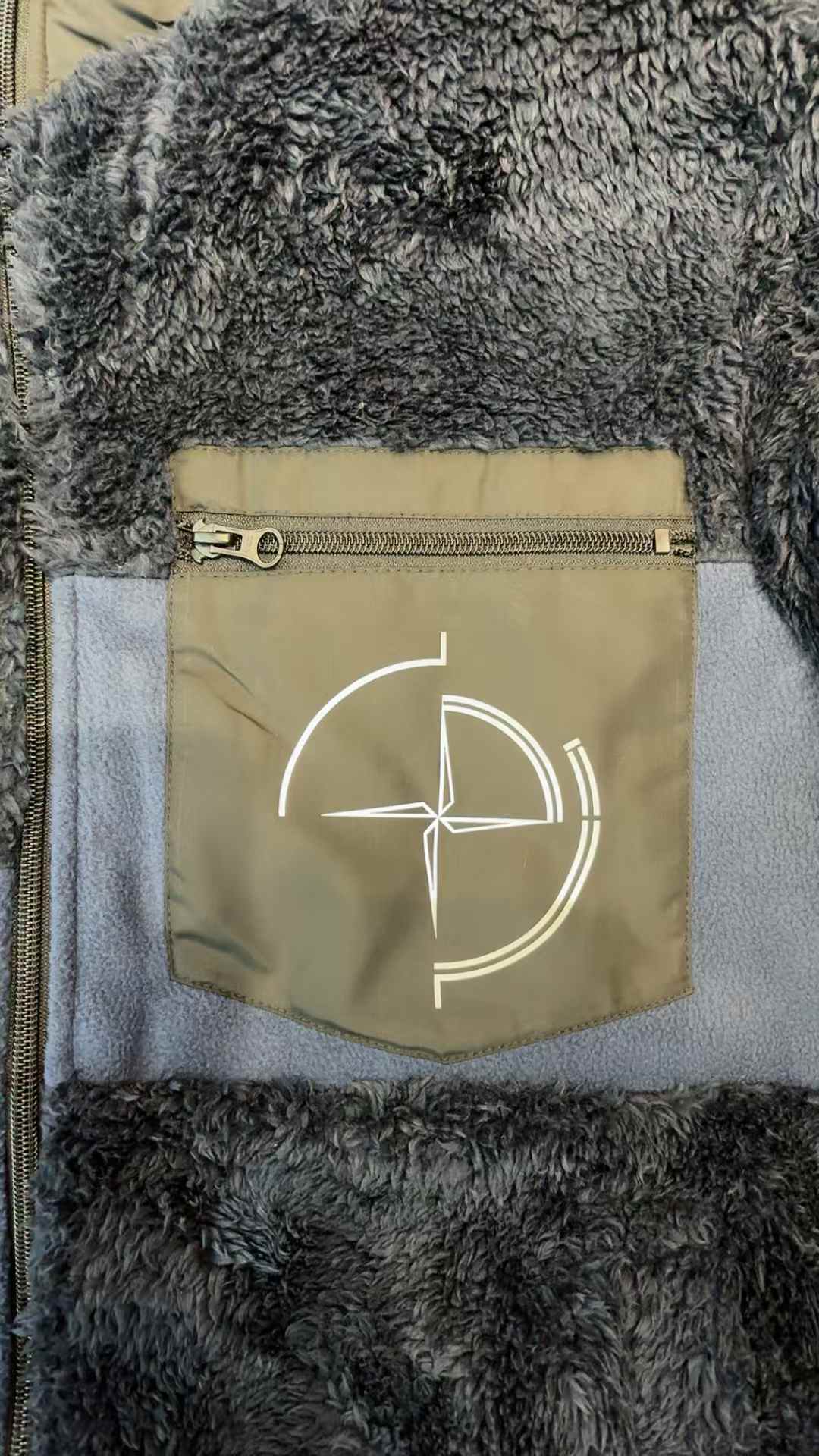 bleu detail badge