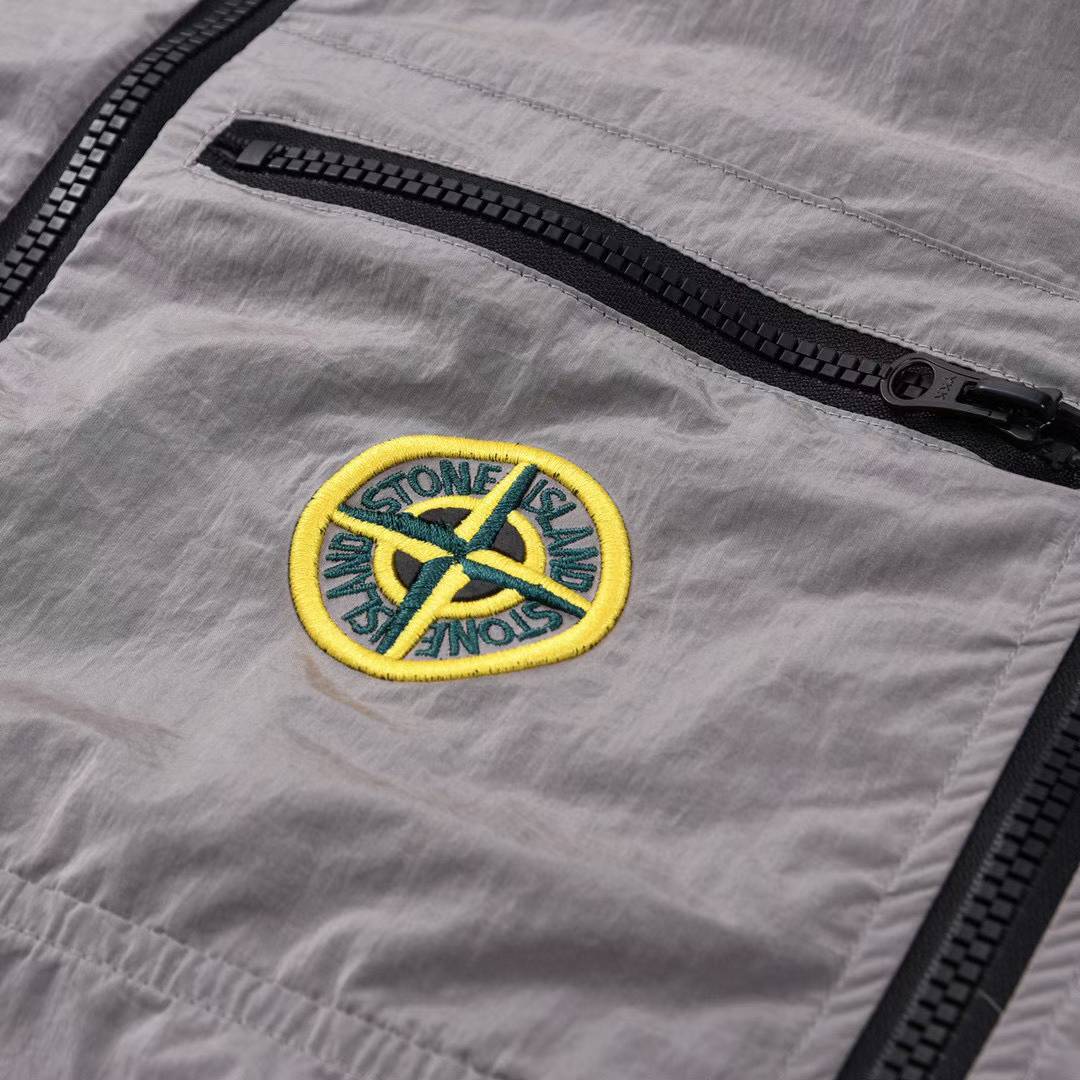 gris detail badge