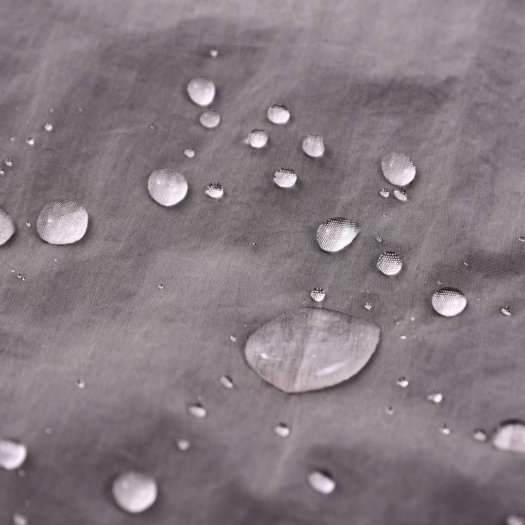 gris detail impermeable