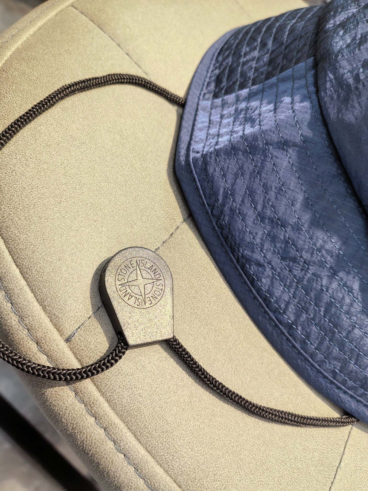 bleu detail badge
