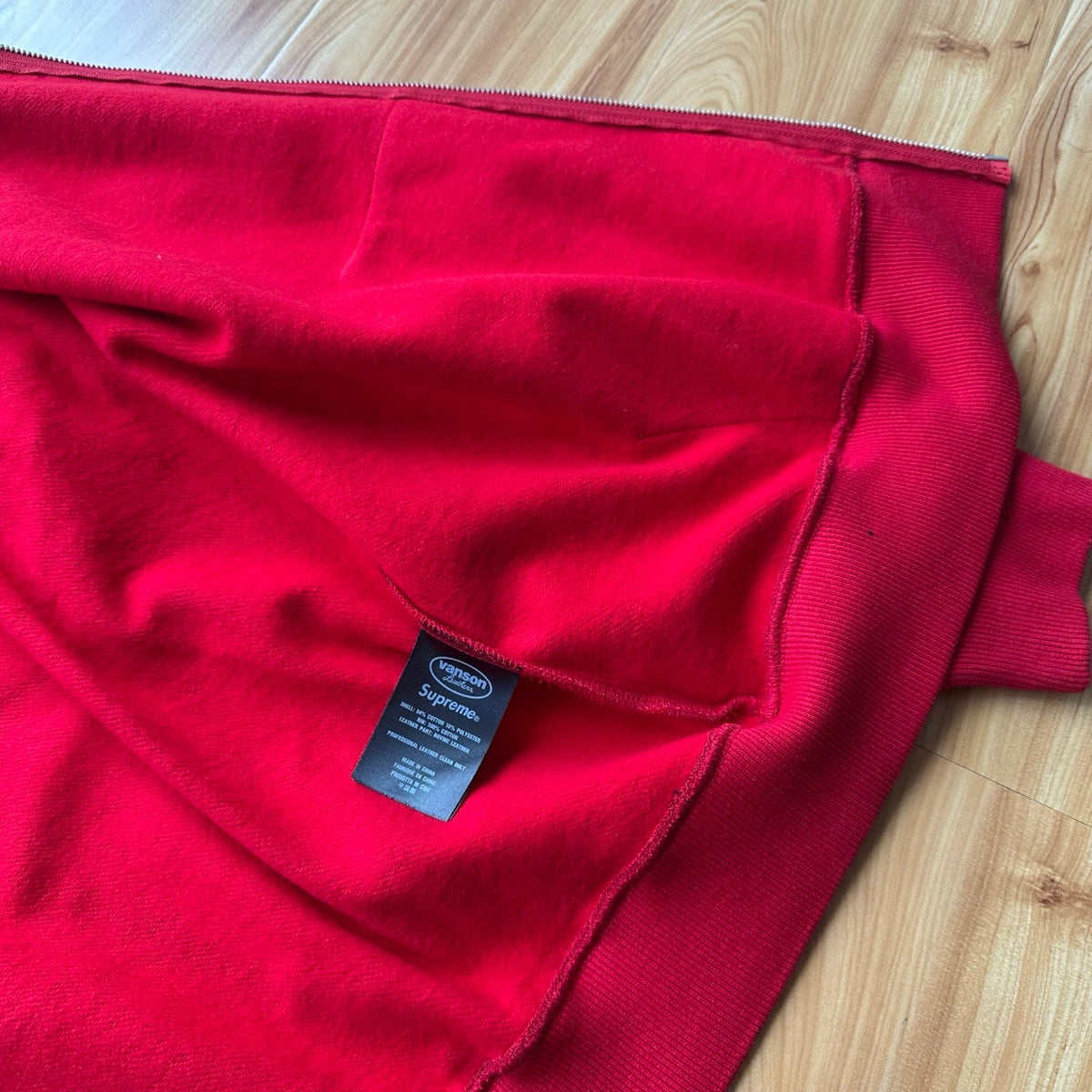 rouge detail tissu