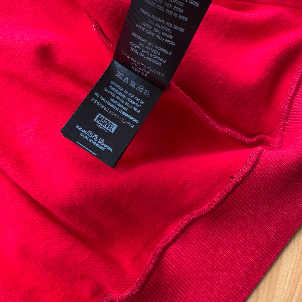 rouge detail tissu 2