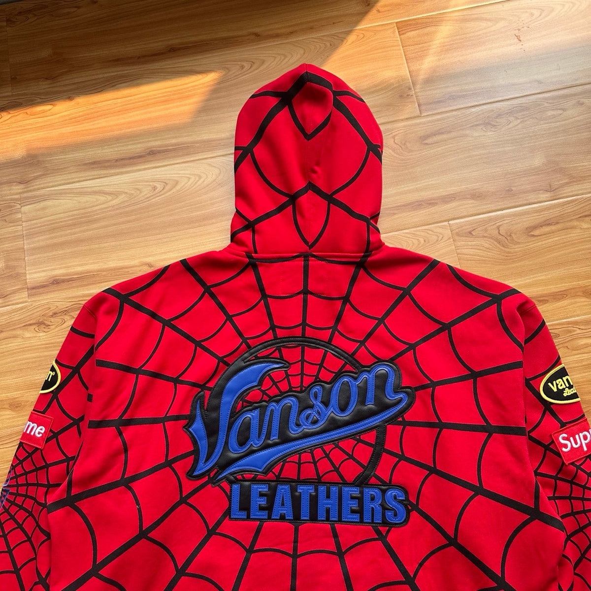 rouge detail logo vanson