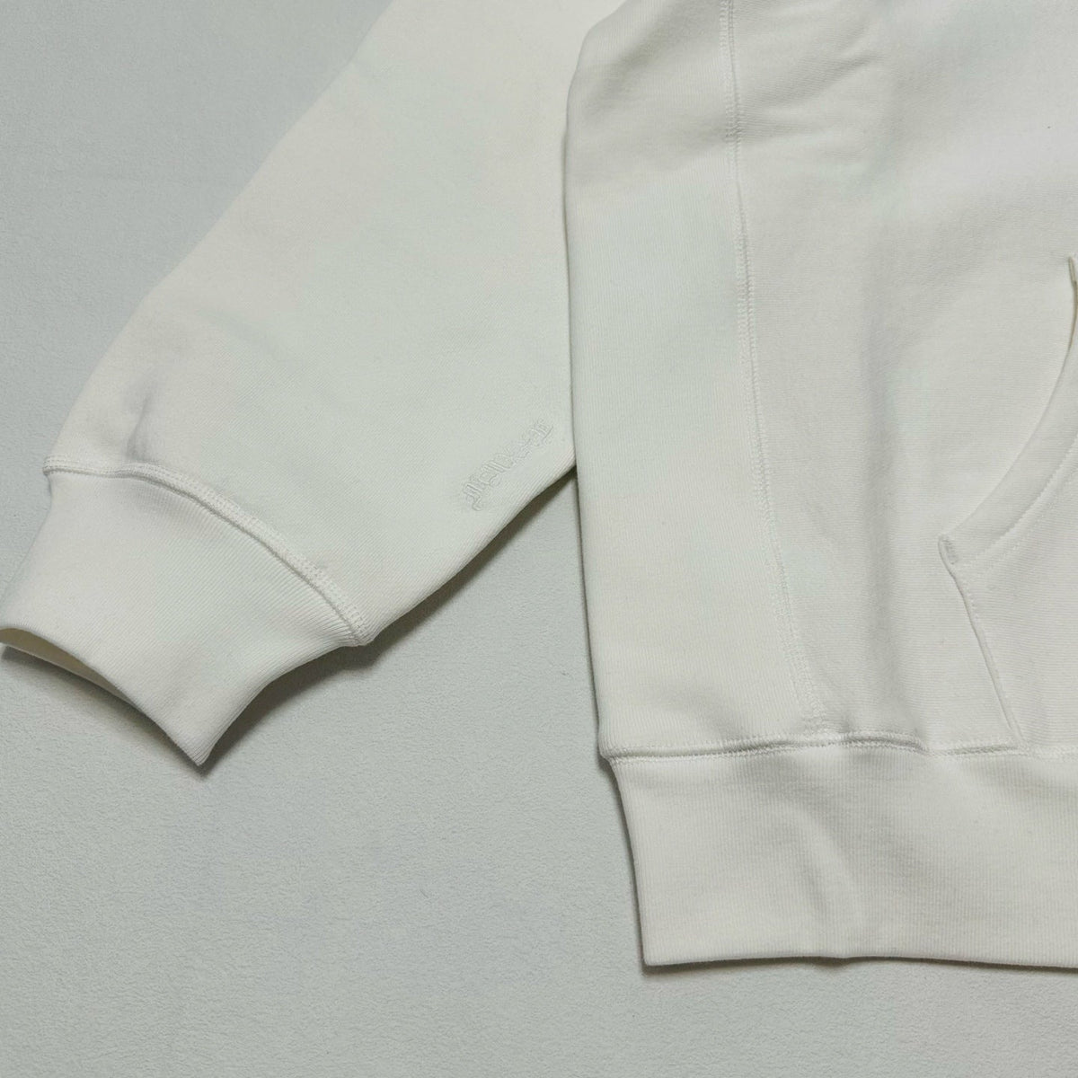 blanc detail manche